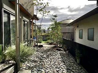 【寝屋川市の庭】芝生の庭を手入れの負担を…