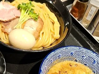 個性的な店内とオーソドックスな濃厚豚骨魚…