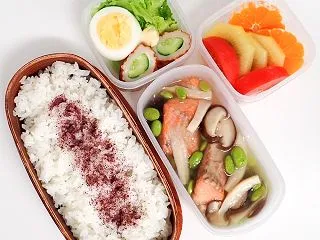 お弁当の記録 081（鮭ときのこの煮物）