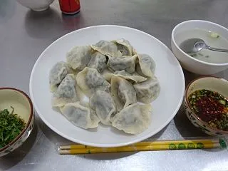 水餃子食べて朝風呂、温泉シングルばんざー…