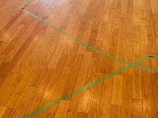 HOMEのフロアにテープで・・