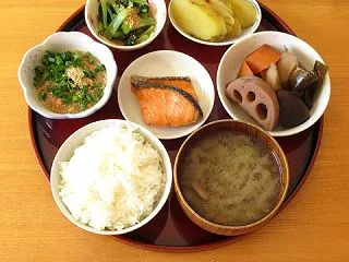 銀鮭、煮物、薩摩芋のたいたん、小松菜の二…