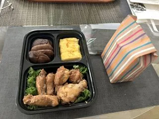 粗食のありもの弁当を作って行って…