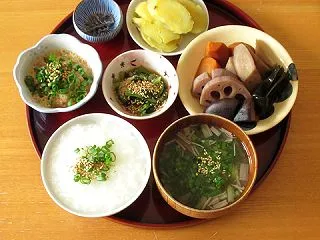 煮物、薩摩芋のたいたん、小松菜の胡麻和え…
