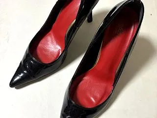 エナメルポインテッドトゥハイヒール