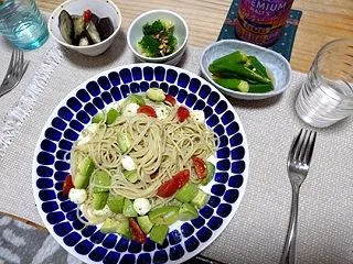 アボカドとモッツアレラのバジルパスタ
