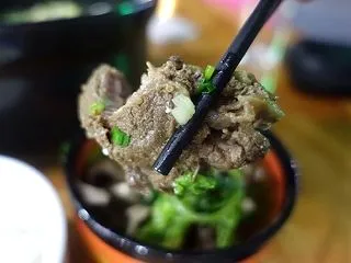 瑞麗の荣霜餐饮店で紅焼羊肉をお大尽食いし…