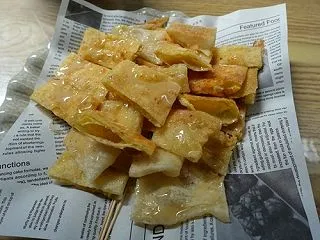 弄島の市場で鸡蛋甩粑粑（ジダンシュアイバ…