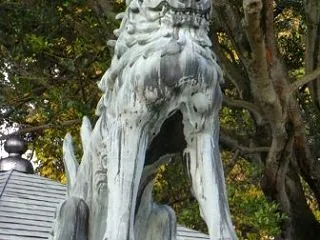 鋭い眼を持った狛犬