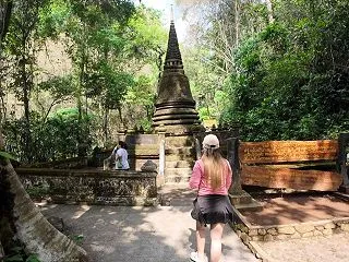ナムトックプリウ国立公園に仏塔を見た