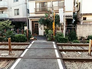 住宅街を抜ける都電荒川線の踏切の無料写真…
