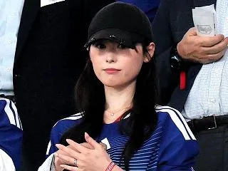 【朗報】福原遥、夫・久保建英をスタンドか…