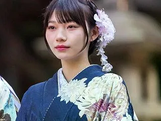 乃木坂46岡本姫奈、美脚際立つ黒タイツコ…