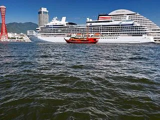 神戸港にて