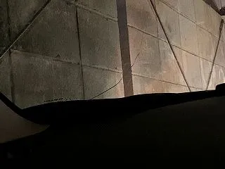 突然の愛車の破損に気付いて真っ青・・・
