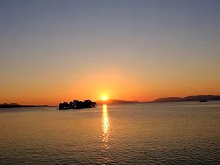 宍道湖に浮かぶ嫁ヶ島の夕日