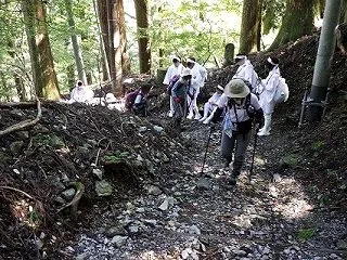 信者の団体と山道で会い、宿坊「敬愼院」に…