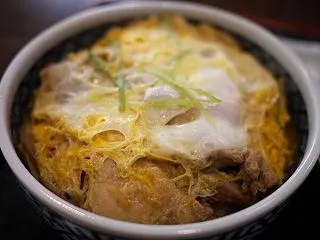 どこか懐かしい親子丼、食後にはうれしい無…