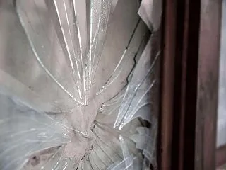 窓ガラスが割られいた＼(◎o◎)／！、防…