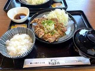 ランチは「とり弁鶏」・・・