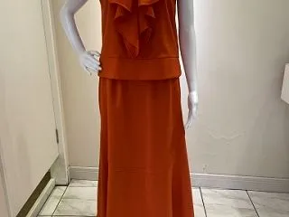胸元フリルのトップス