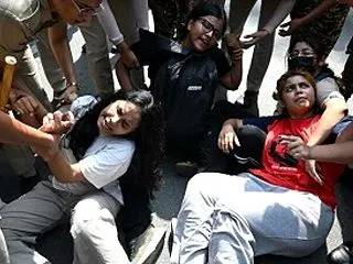 インド ゴキブリ人民党 現実の政治的対立…