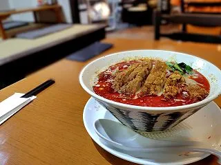 《濃厚なゴマ感のあっさり担々麺に熱々サク…