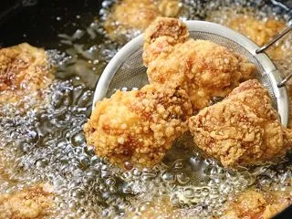 ダッチオーブン揚げ物を非接触温度計で調べ…