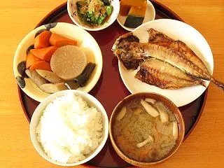 アジの開き、煮物、南瓜のたいたん、小松菜…