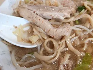「ラーメン二郎 京成大久保店」の行列の人…
