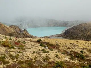 8年ぶりもやっぱり湯釜はエメラルドグリー…
