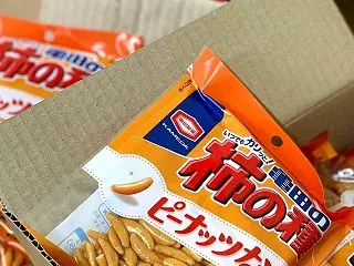 ＼ 海外転送 ／ 箱買い亀田製菓 柿の種…