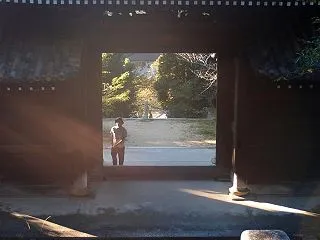 山門の向こうへ