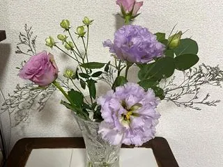 花の定期便で届いた秋の花束から聴きたいク…
