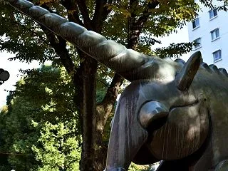 文京区のカイザースラウテルン広場の彫刻