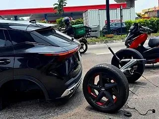 走行中にタイヤ外れた中国チェリー車…輸出…