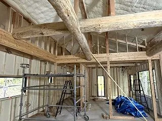 あらわし梁が大迫力！現場打合せへ