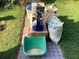 去年の米の籾摺り作業