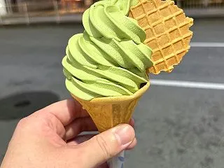 【ファミマ】ギガ盛りソフト（抹茶ソフトク…