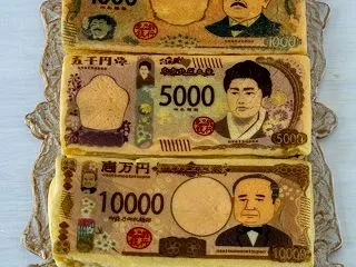 お札がおいしいパンになっちゃった！