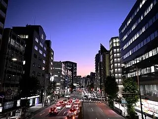 日没後の靖国通り