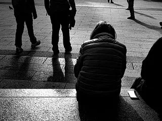 座れる場所は確かに少ないなあと考えつつ、…