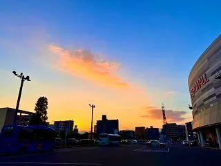 深く澄んだ秋空のグラデーションがとても綺…