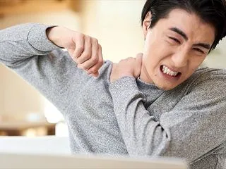 介護職の肩の痛みは五十肩？移乗介助での支…