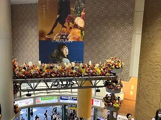 恵比寿駅構内のアレンジメントはハロウィン…