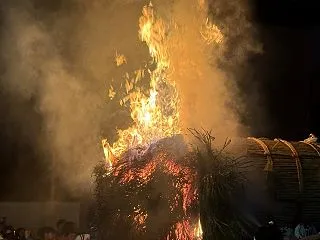 三栖神社の炬火祭｜約1トンの巨大松明が練…
