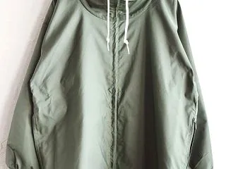 イカのような佇まい。NECESSARY …