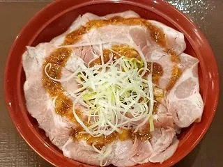 すき家「ローストポーク丼」スモーキーな豚…