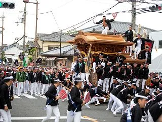 だんじり横転で2人死亡事故に「自己責任」…