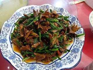 黒井古鎮の懐旧飯店で名物の灰豆腐と柘榴花…
